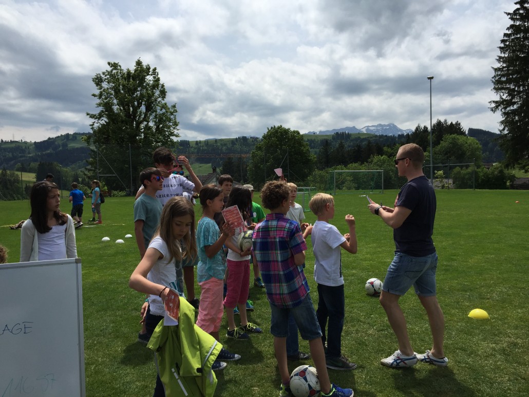Andreas Buff, Verantwortlicher Spielbetrieb FC Teufen, erklärt den Kindern und Jugendlichen den Posten des FC Teufen